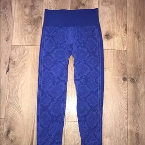 Lululemon ebb to street crop sapphire blue reptile